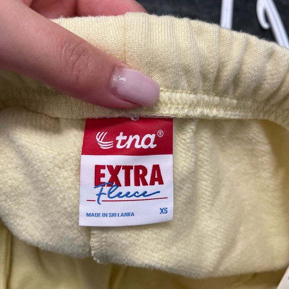 Aritzia TNA Cozy Extra Fleece Mega Sweatpants - Picture 3 of 4